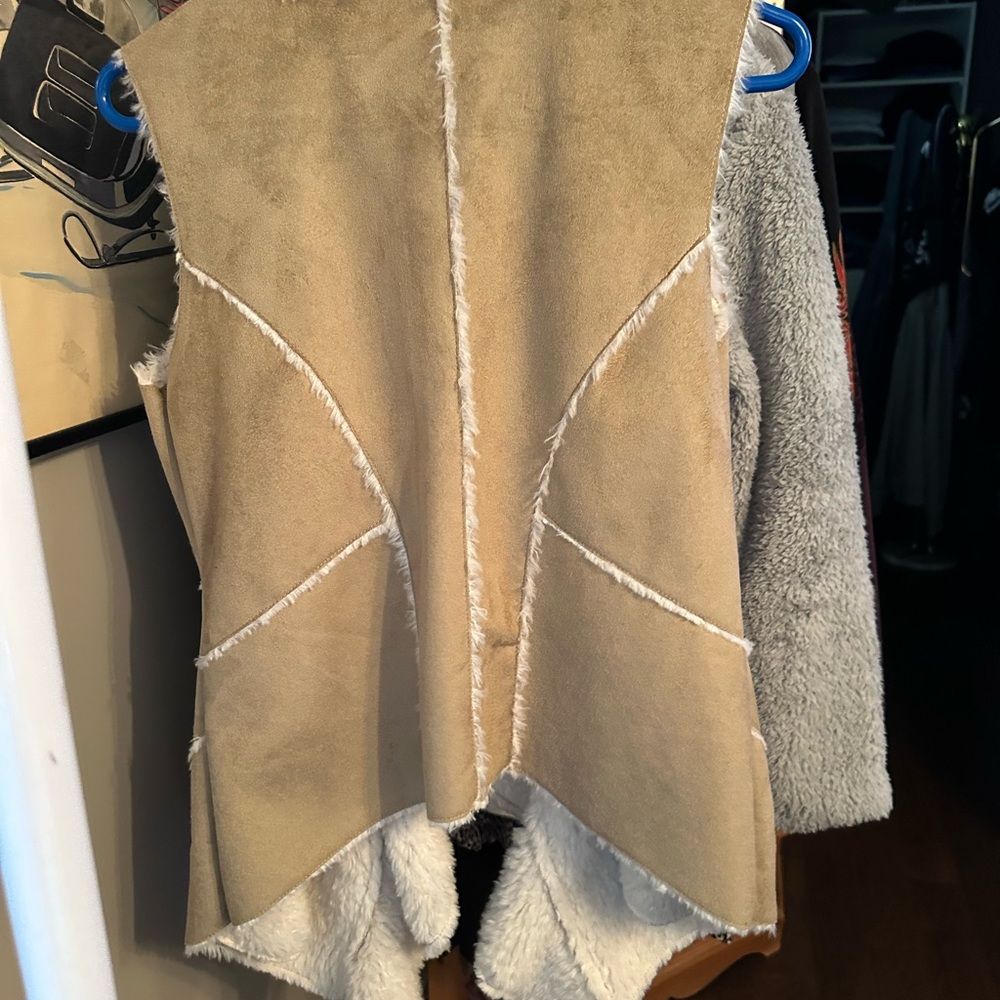 Angie Cream Faux Fur vest - Picture 2 of 3